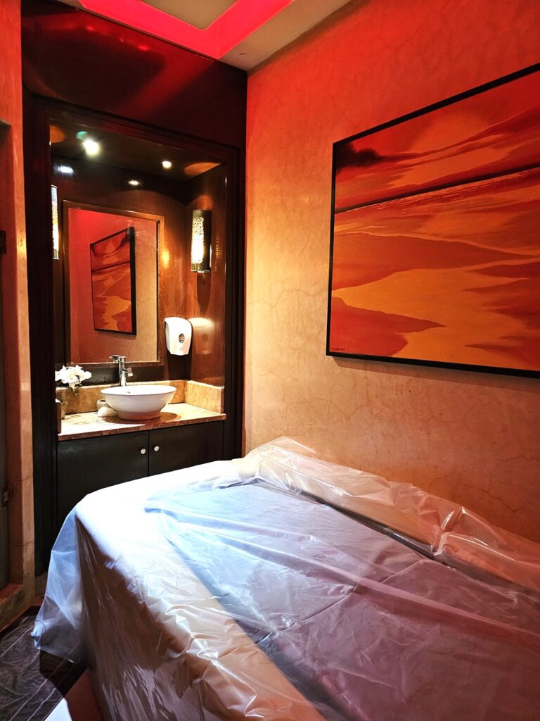 Mövenpick Resort & Marine Spa treatment couch ready for a mud treatment 