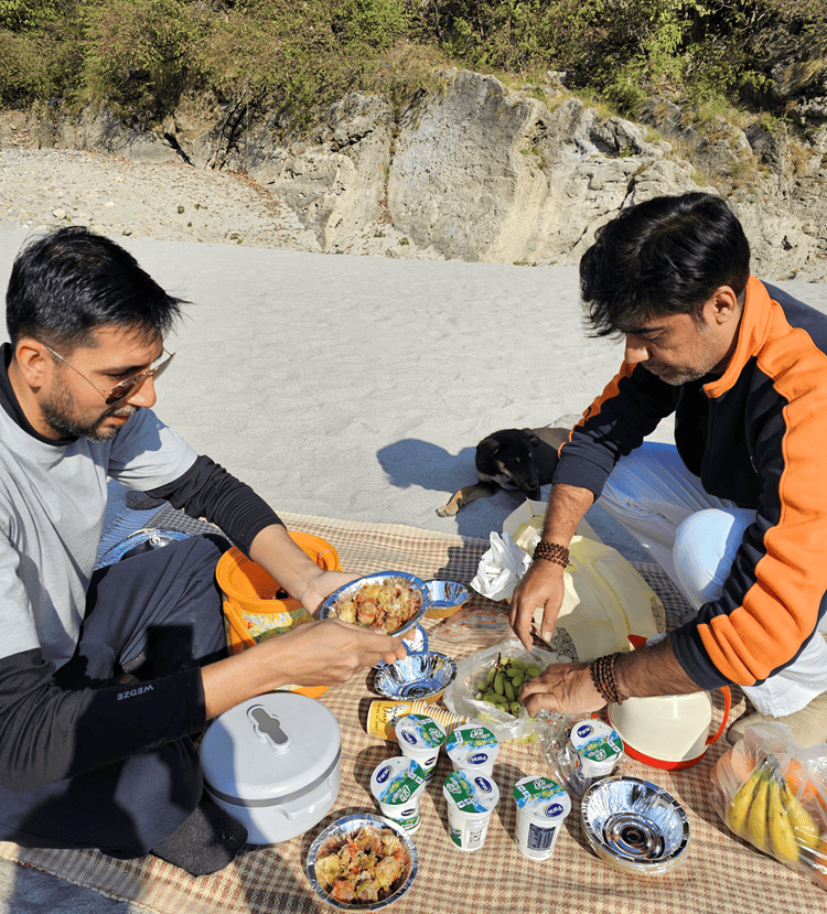 An image of Rohit and Nikunj preparing the picnic