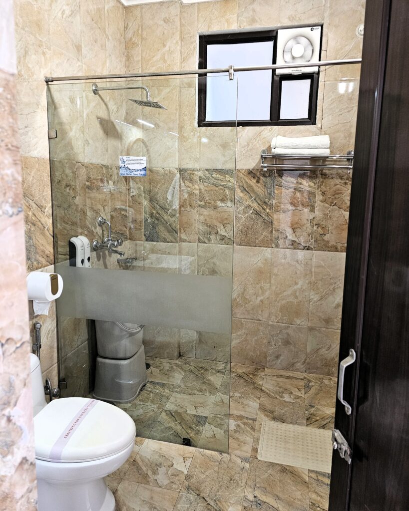 Spotless bathroom with a decent shower at Yog Vashisht Hotel 