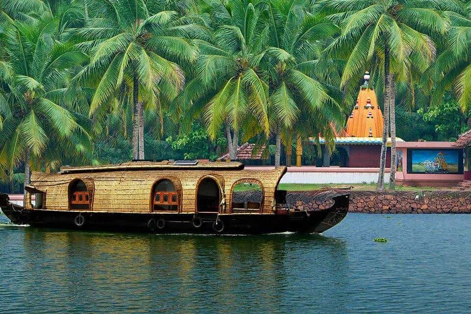 shows traditional houseboat common at Allepey